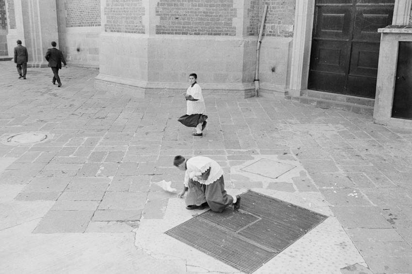 Dos monaguillos a las afueras de la Basílica de Nuestra Señora de Guadalupe. Fotografía: Robert Knudsen (Office of the Naval Aide to the President) en dominio público