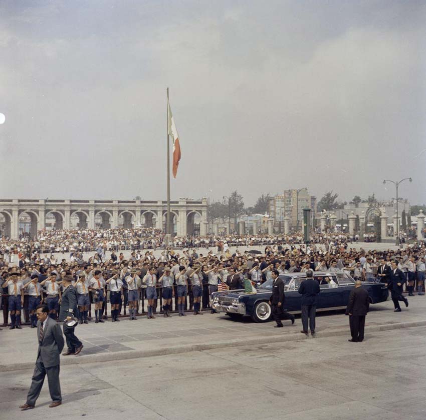 El presidente John F. Kennedy y la primera dama Jacqueline Kennedy asisten a misa en la Basílica de Nuestra Señora de Guadalupe. Fotografía: Robert Knudsen (Office of the Naval Aide to the President) en dominio público