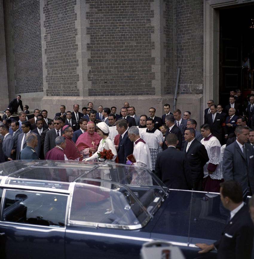 El presidente John F. Kennedy y la primera dama Jacqueline Kennedy parten de México. Fotografía: Robert Knudsen (Office of the Naval Aide to the President) en dominio público